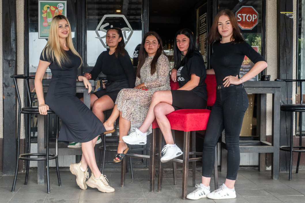Vlasnica Petra Capek (prva slijeva) i osoblje caffe bara Stop u Novigradu Podravskom