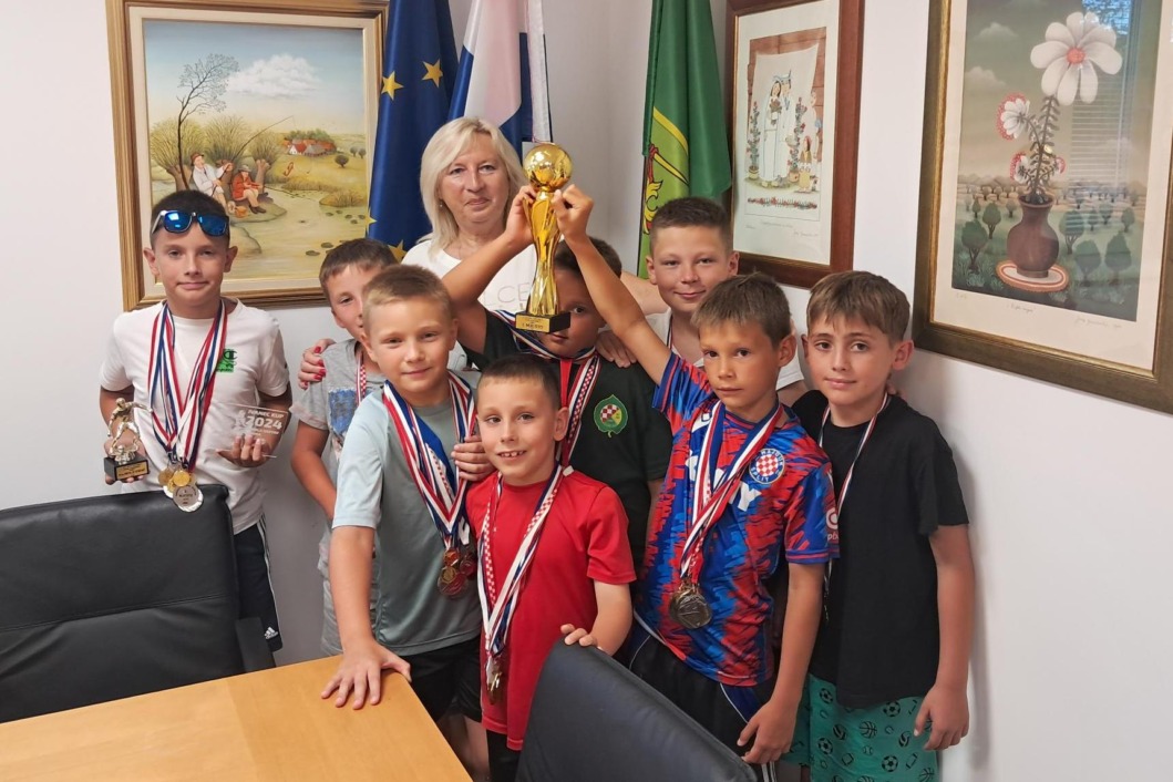 Mladi nogometaši Lipe iz Hlebina s općinskom načelnicom Božicom Trnski