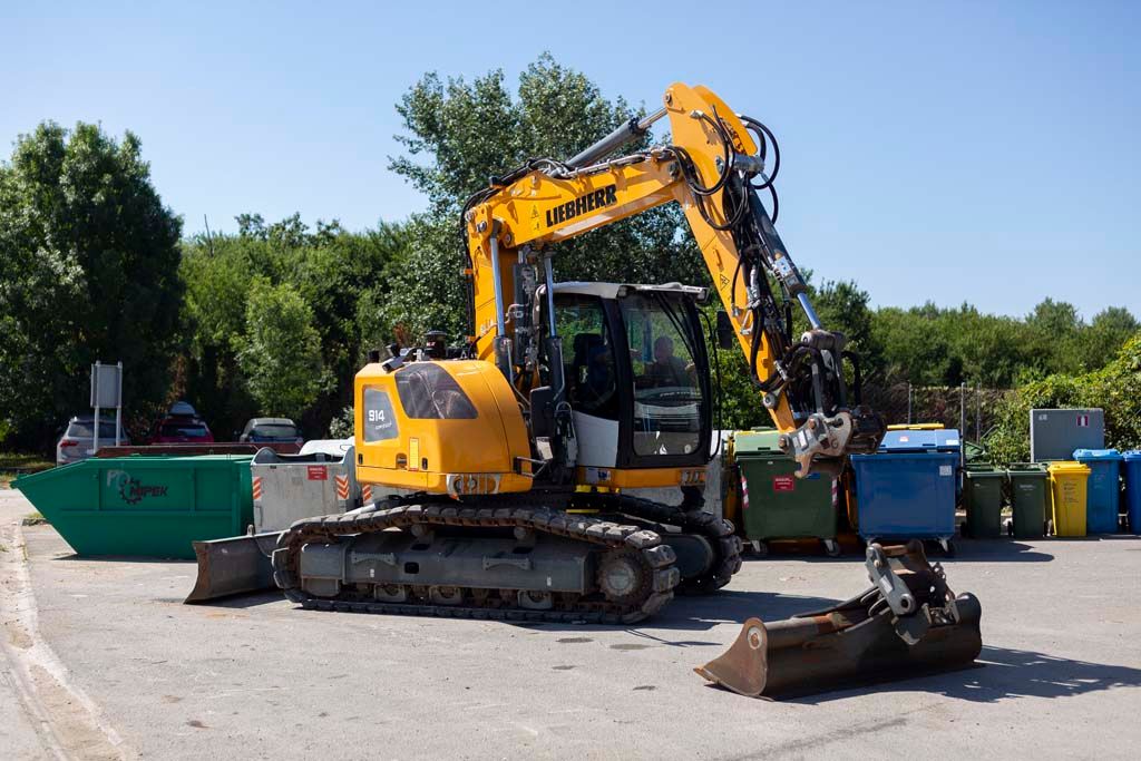 Rovokopač gusjenicama marke Liebherr i dodatnim priključcima