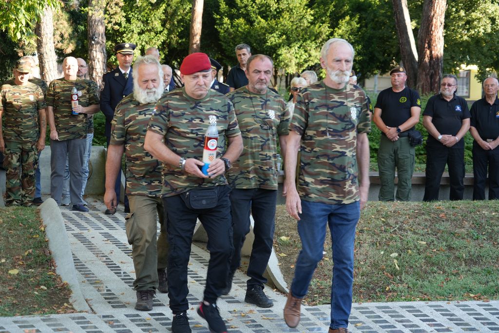 Polaganje vijenaca i paljenje svijeća