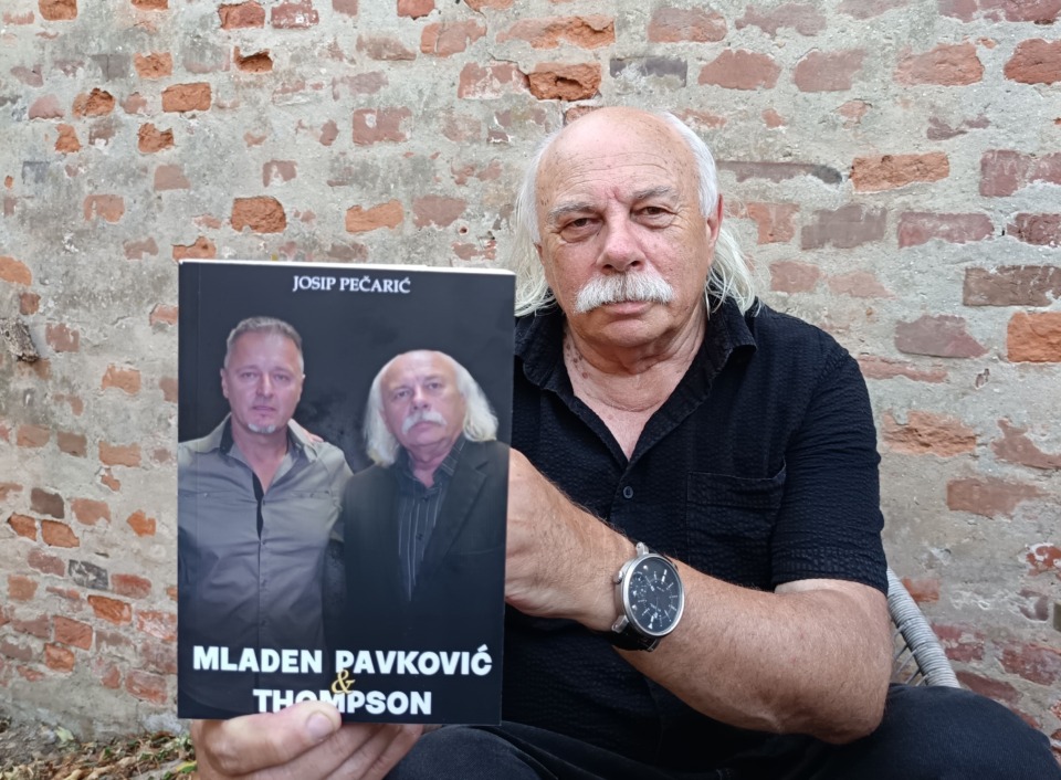 Mladen Pavković i s knjigom 'Mladen Pavković i Thompson'