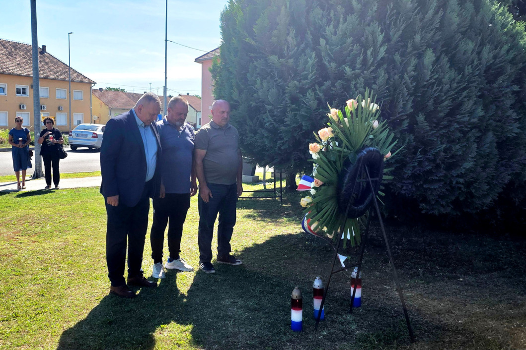 Odavanje počasti poginulim i nestalim hrvatskim braniteljima u Kloštru Podravskom