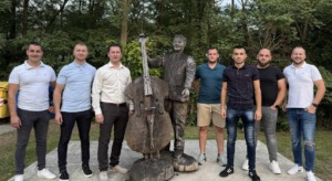 Članovi Udruge mladih Draganci i načelnik Općine Podravske Sesvete Marko derežić kraj spomen-obilježja Blaža Lengera