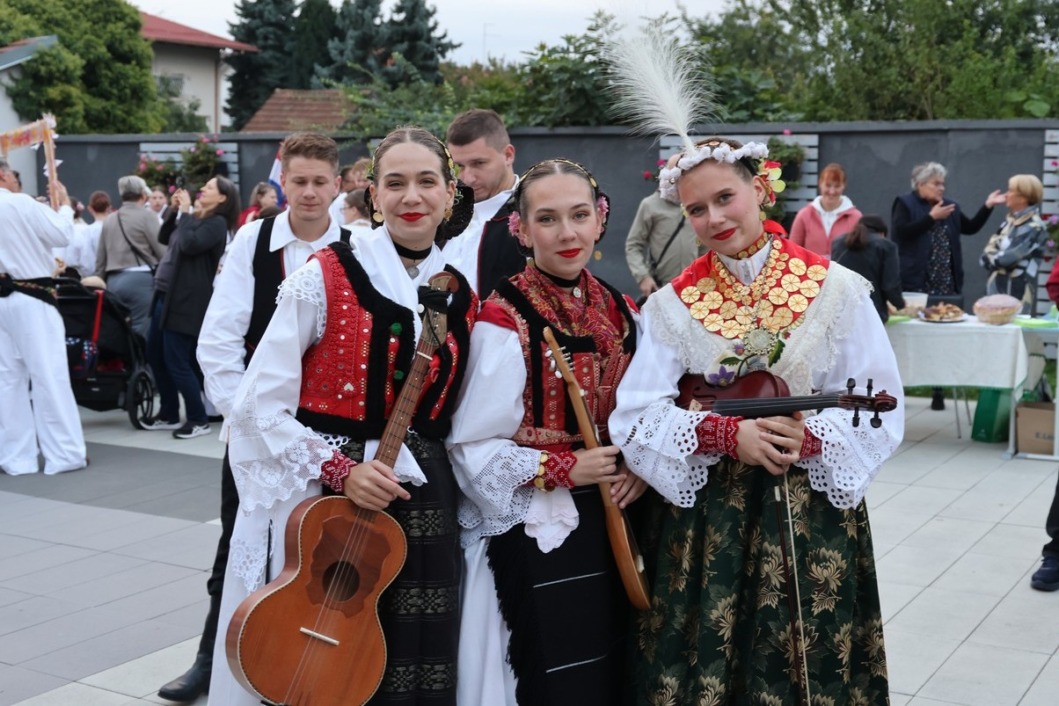 Mlade folklorašice