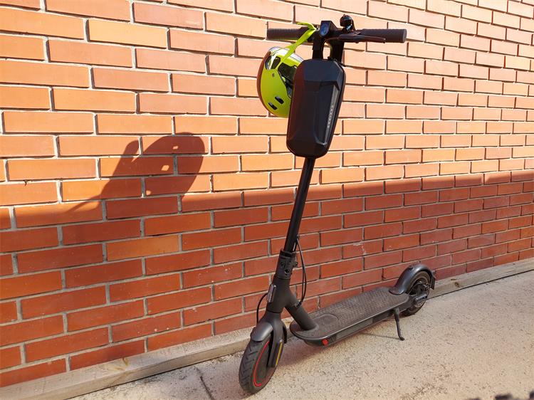 Električni romobil i zaštitna kaciga