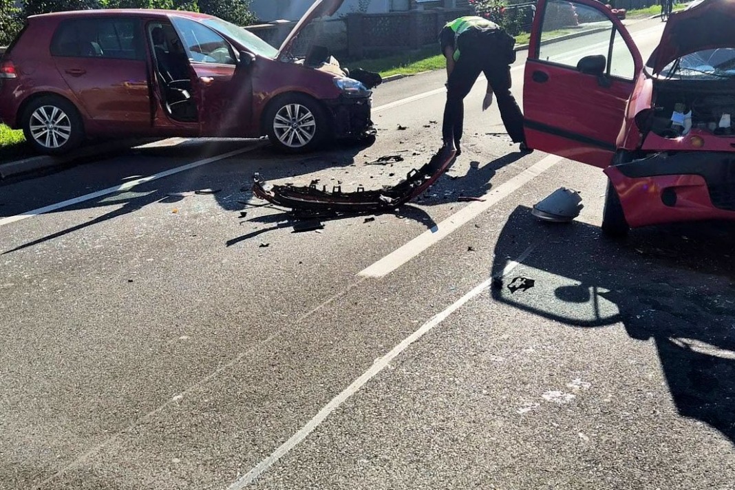 Očevid na mjestu nesreće nakon frontalnog sudara automobila