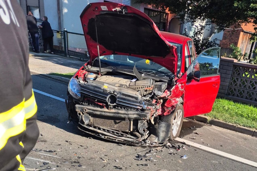 Uništena prednja strana automobila nakon frontalnog sudara