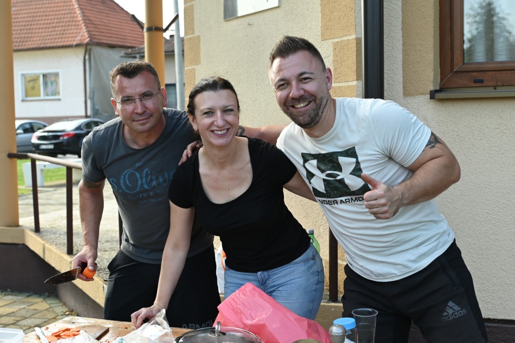 Ekipa Gladni i žeđna