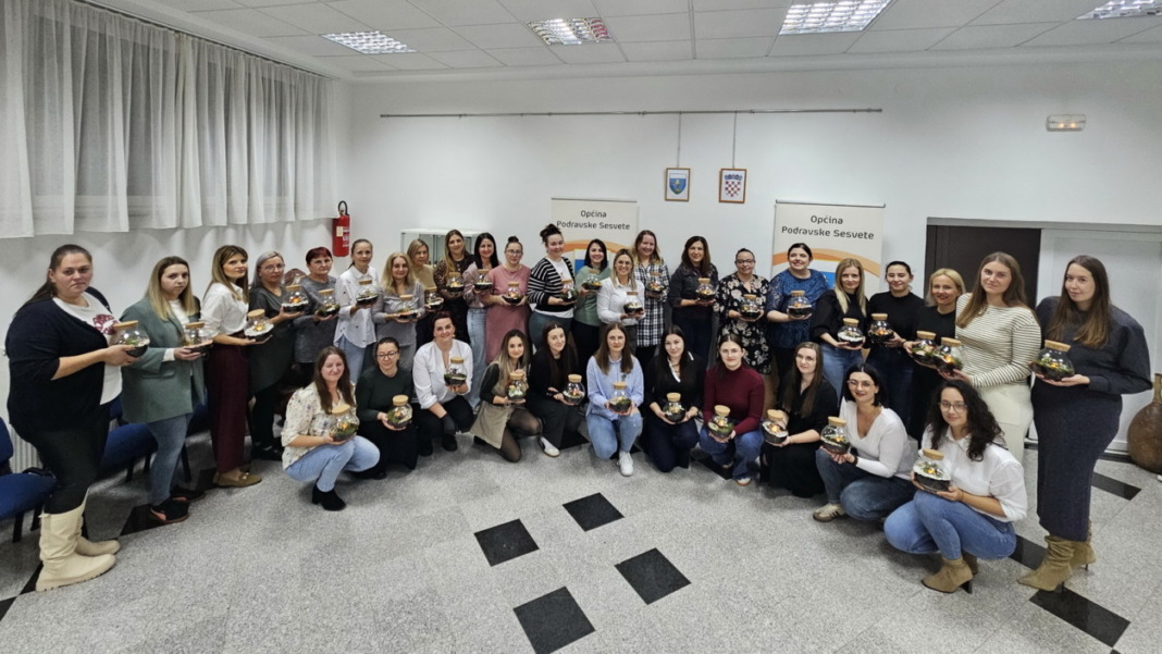 Sudionice radionice izrade biljnih terarija u Podravskim Sesvetama