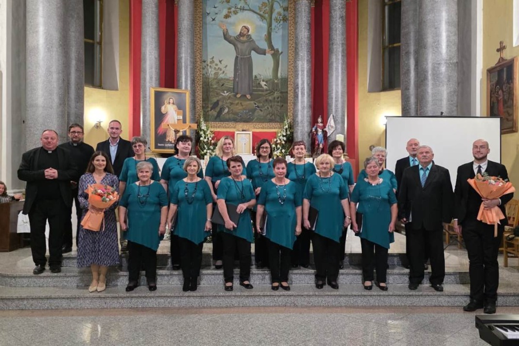 Zajednička fotografija sudionika koncerta 'Svetom Franji na dar' u Velikom Bukovcu