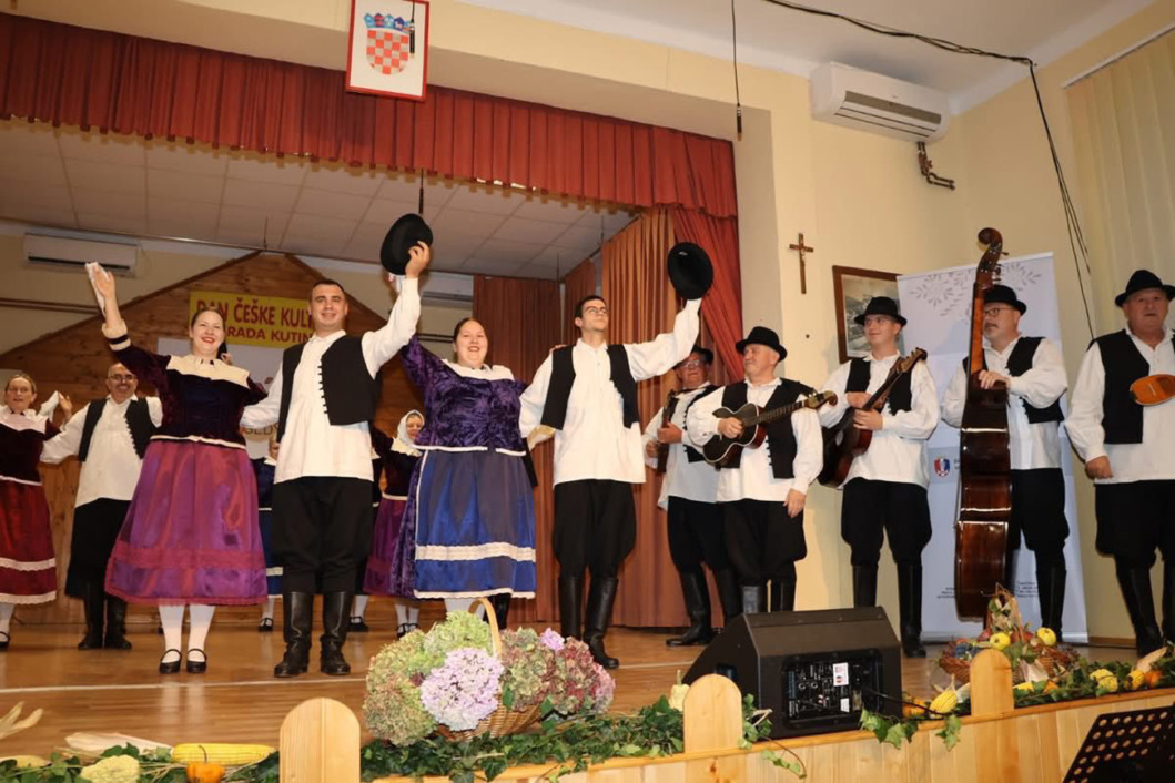 Članovi i članice KUD-a Delovi