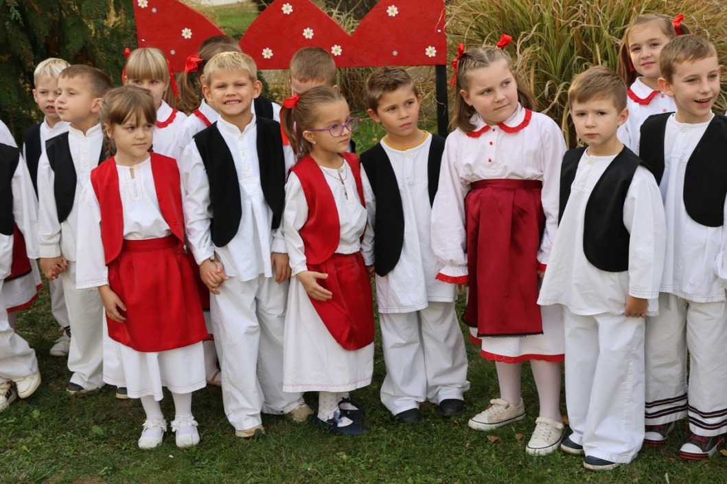 Mali folkloraši