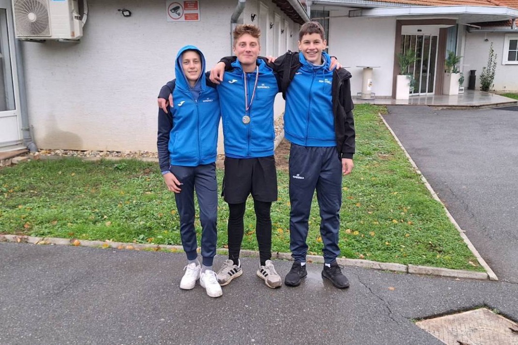 Lino Novak ( u sredini)