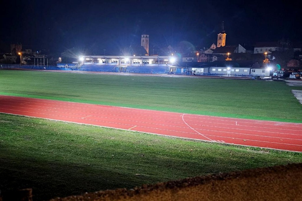 Pogled na novi travnjak na glavnom terenu križevačkog stadiona u večernjim satima
