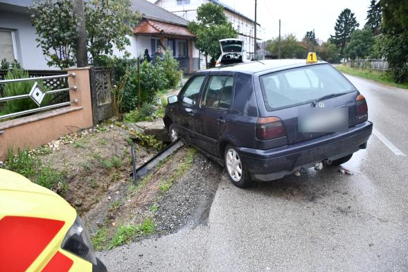 Automobil u odvodnom kanalu