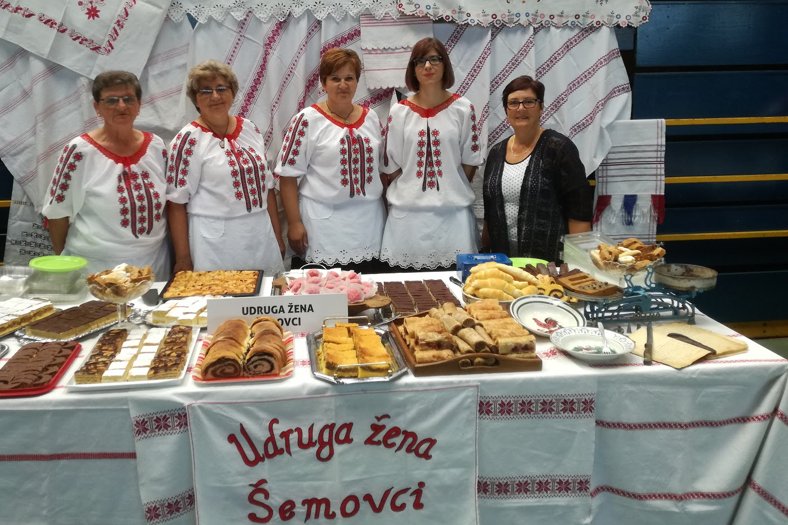 Članice Udruge žena Šemovci i njihovi ukusni starinski kolači