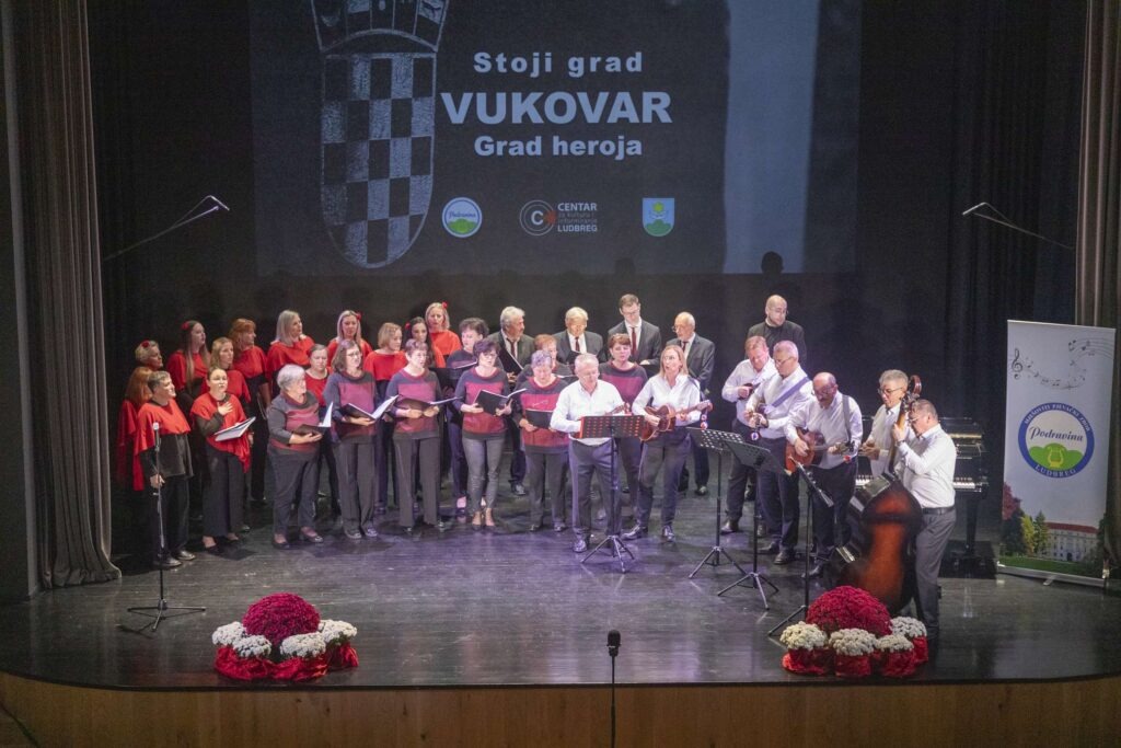 Sudionici koncerta 'Stoji grad Vukovar – Grad heroja' u Ludbregu