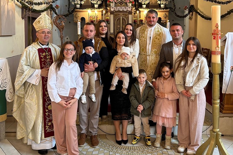 Zajednička fotografija nakon krštenja malenog Melkiora Kolića