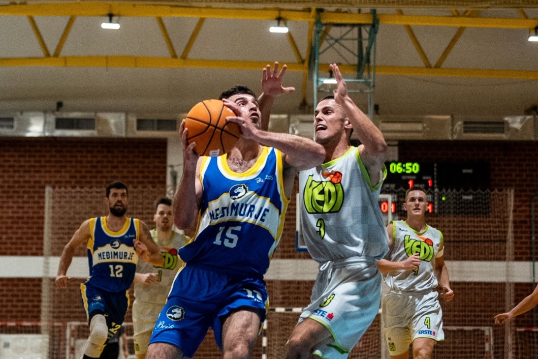 Košarkaš Međimurja Petar Glumac u akciji protiv bjelovarskog Vedija