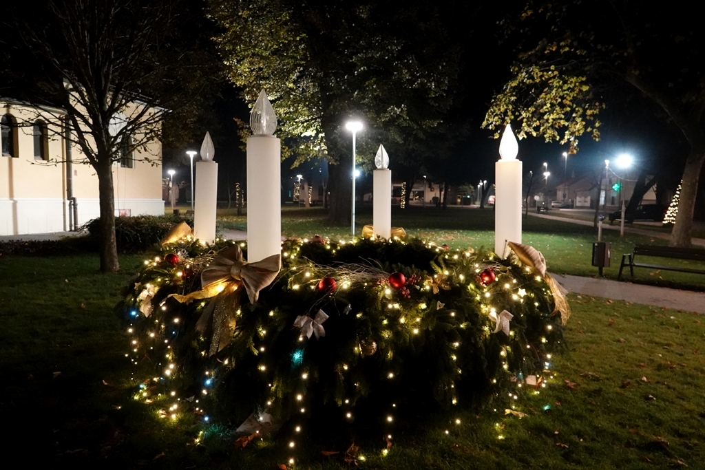 Adventski vijenac ispred crkve svetog Jurja