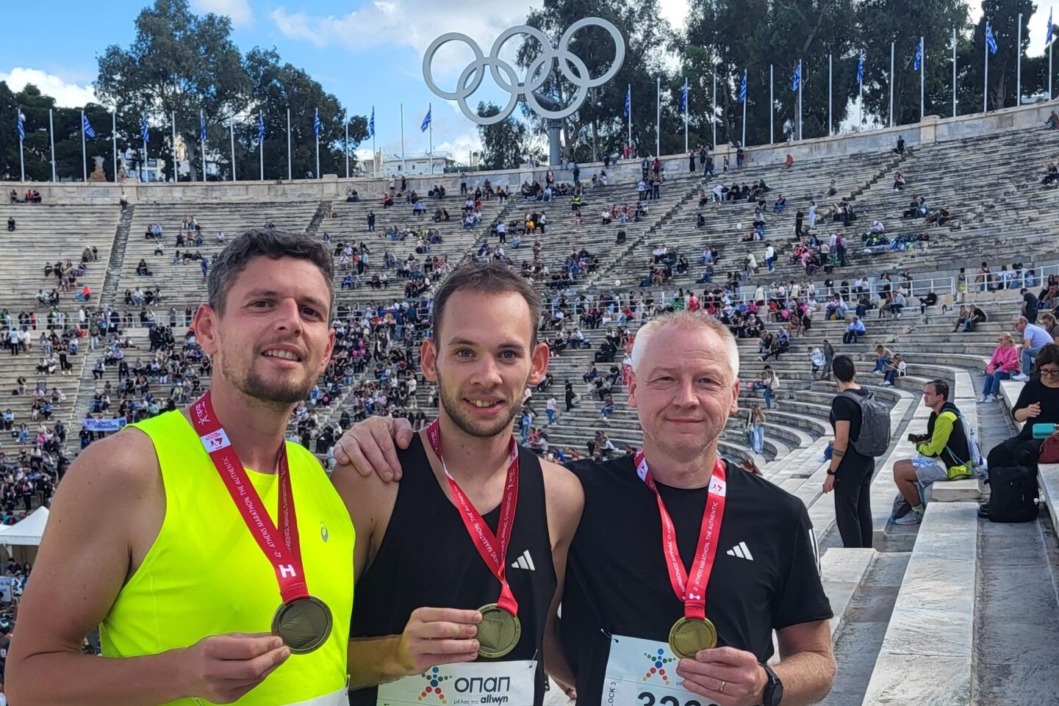 Popularni Dabreki s medaljama za uspješno završeni Atenski maraton