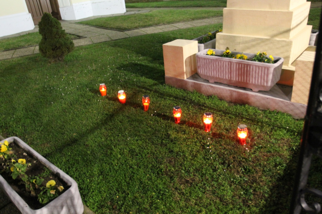 Upaljeni lampaši u središtu Kalinovca povodom Dana sjećanja na žrtve Domovinskog rata i Dana sjećanja na žrtvu Vukovara i Škabrnje