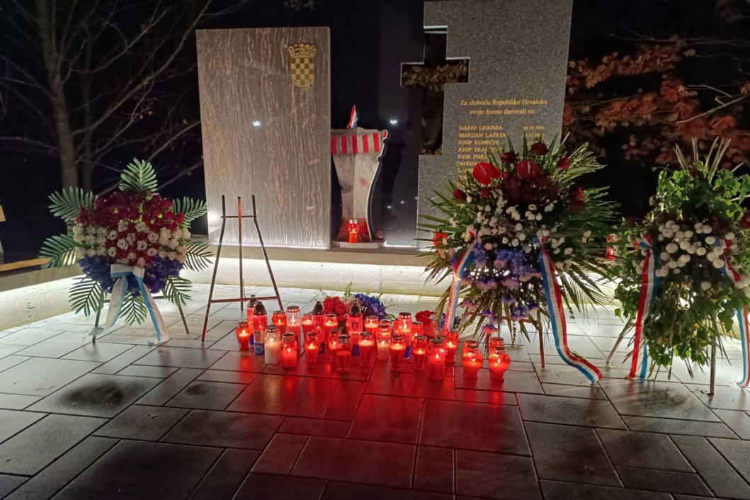 Spomen obilježje hrvatskim braniteljima iz Domovinskog rata u parku u Križu