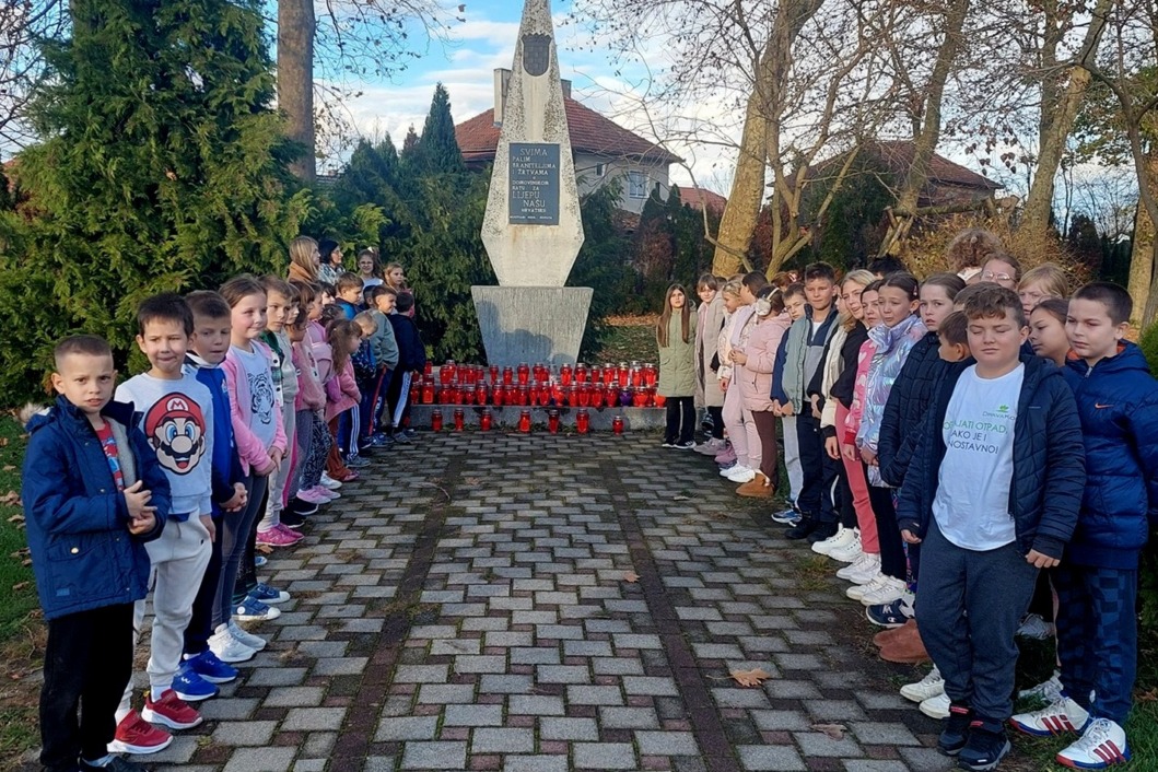 Sesvečki učenici zapalili su lampaše ispred spomenika žrtvama Domovinskog rata