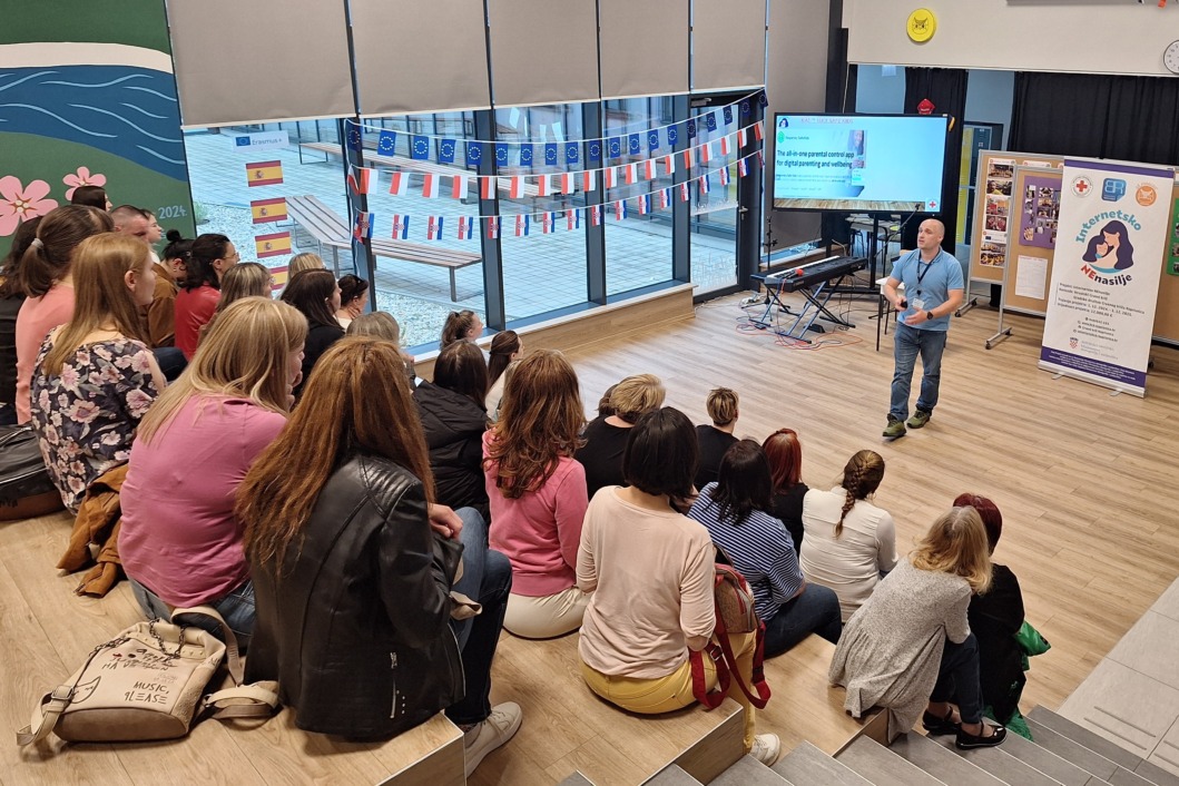 Uz stručnog predavača roditelji su instalirali željene aplikacije i upoznali se s njihovim značajkama