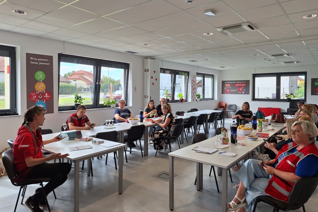Nastavnici ujedno voditelji podmlatka u osnovnim i srednjim školama na području djelovanja koprivničkog Crvenog križa educirali se o pružanju odgovarajuće psihosocijalne podrške djeci i mladima