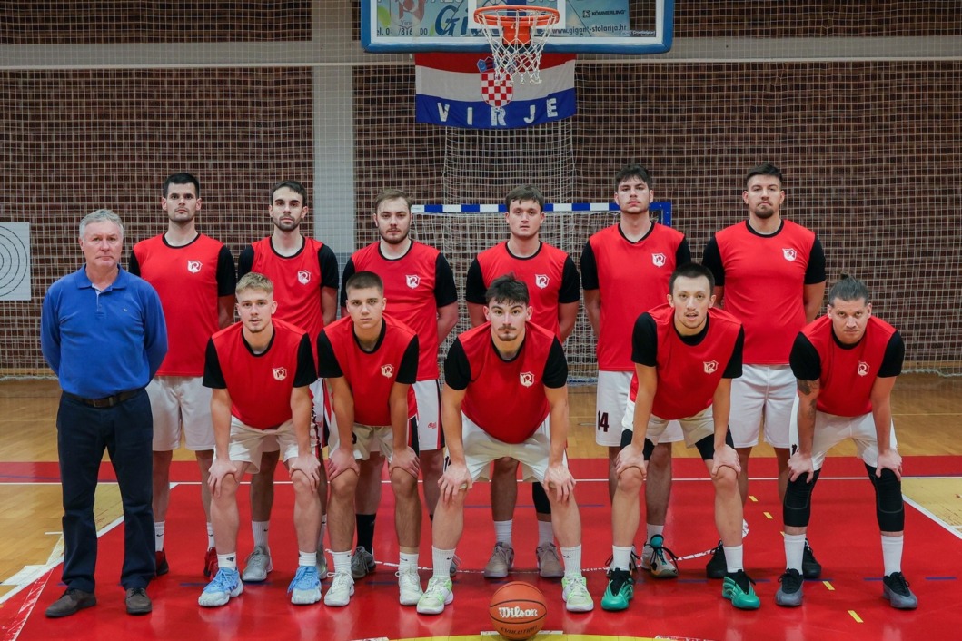Košarkaši Podravca iz Virja s trenerom Mirkom Hrženjakom