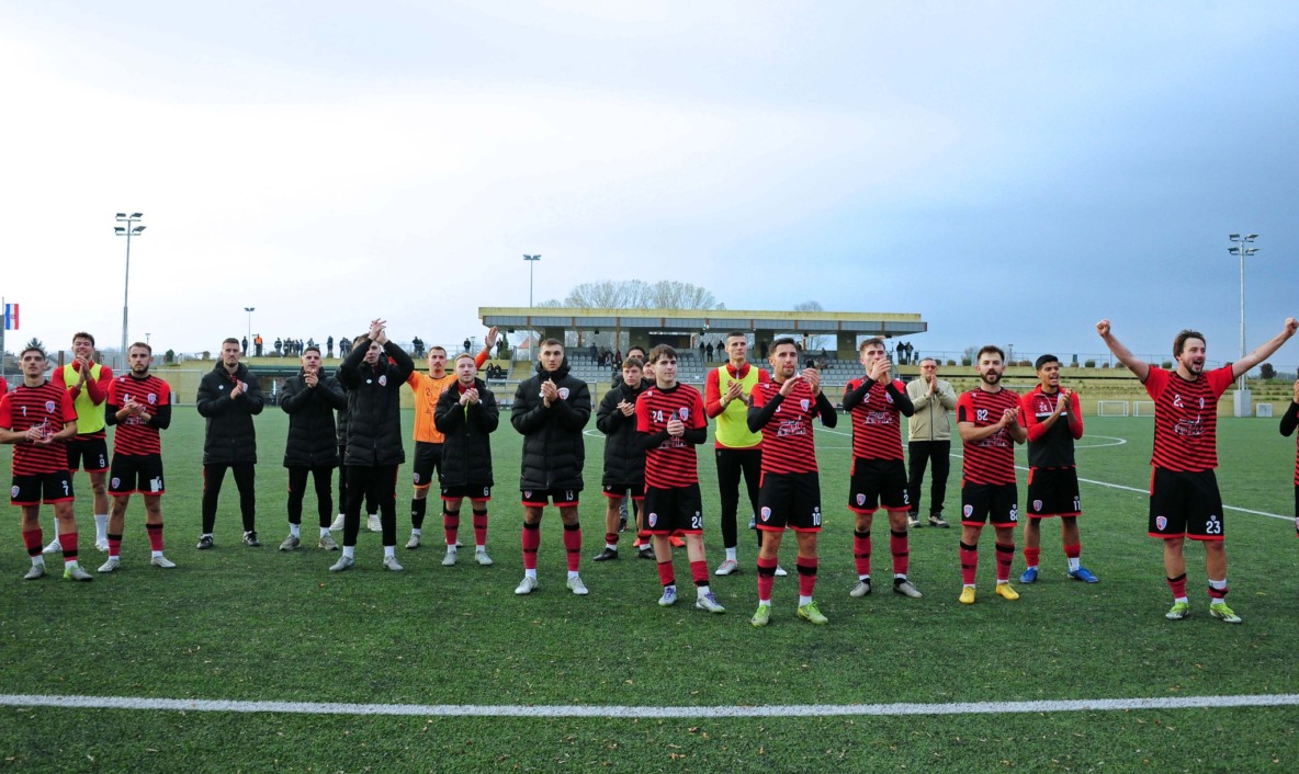 Nogometaši Graničara iz Đurđevca pozdravljaju navijače