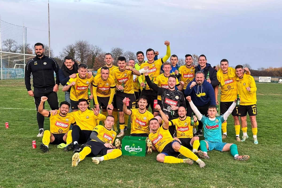 Igrači Miklinovca i trener Aleksandar Korenika