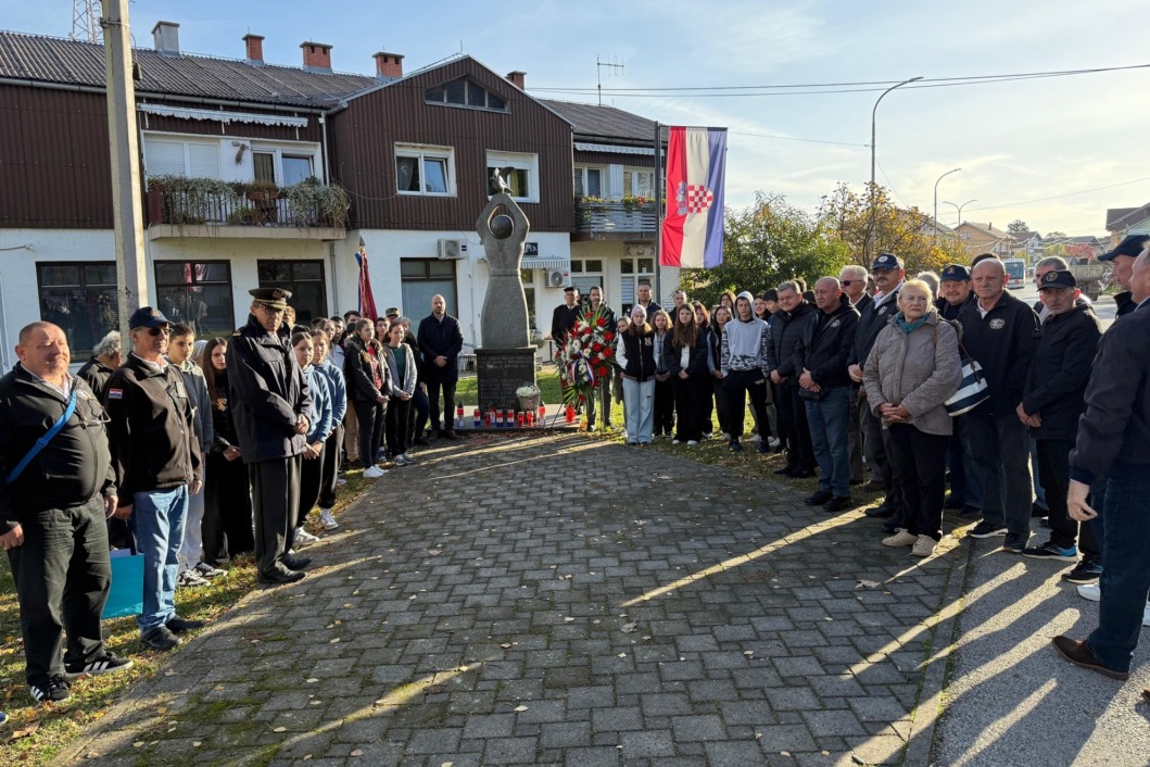 Polaganjem vijenaca i paljenjem svijeća obilježen blagdan Svih svetih i Dušni dan, kao i obljetnica 