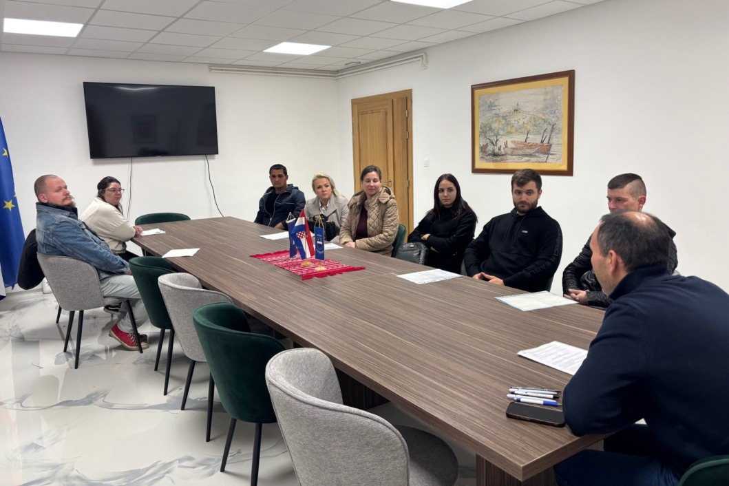 Mlade obitelji - potpisivanje ugovora