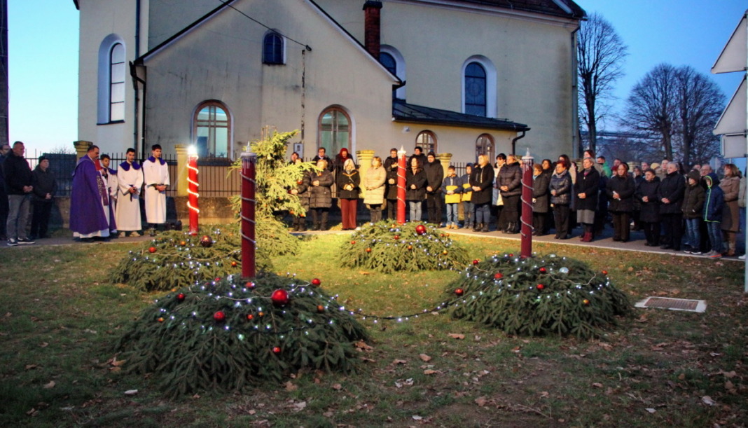 Paljenje prve svijeće na adventskom vijencu u Podravskim Sesvetama