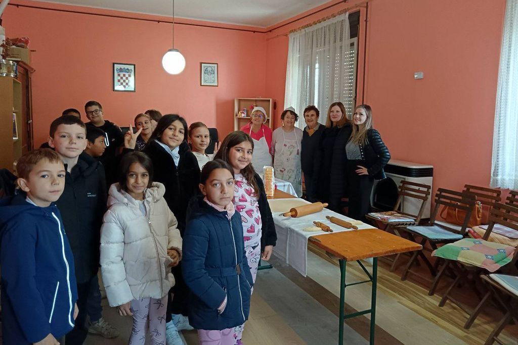 Učenici i članice Društva žena Reka