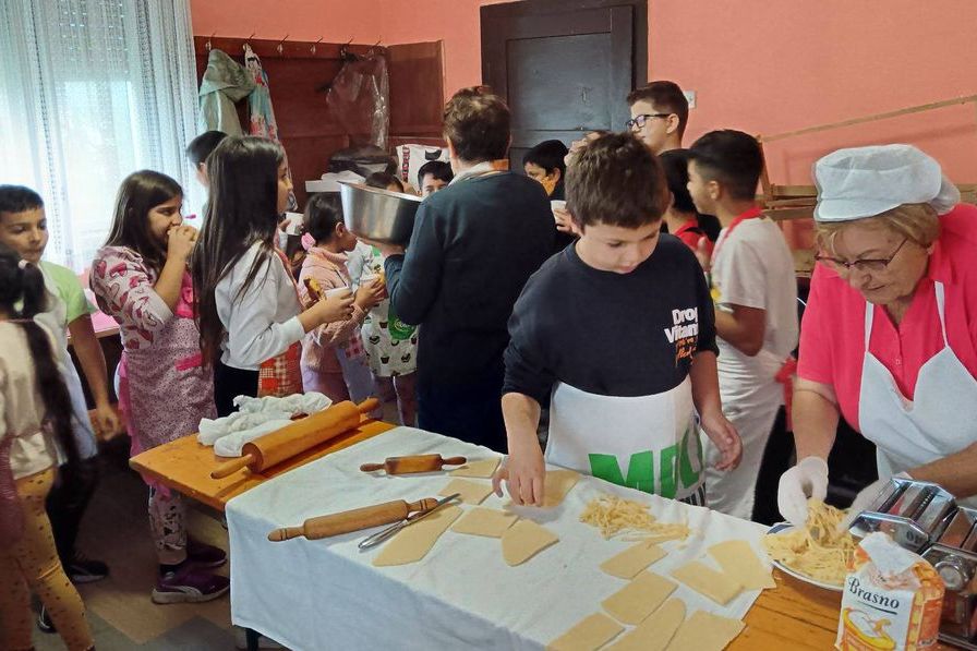 Učenici i članice Društva žena Reka