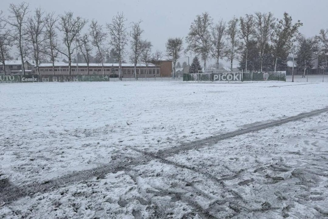 Travnjak na đurđevačkom stadionu prekriven snježnim pokrivačem