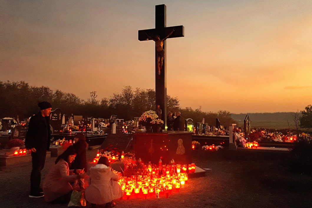 Mjesno groblje u Podravskim Sesvetama na blagdan Svih Svetih