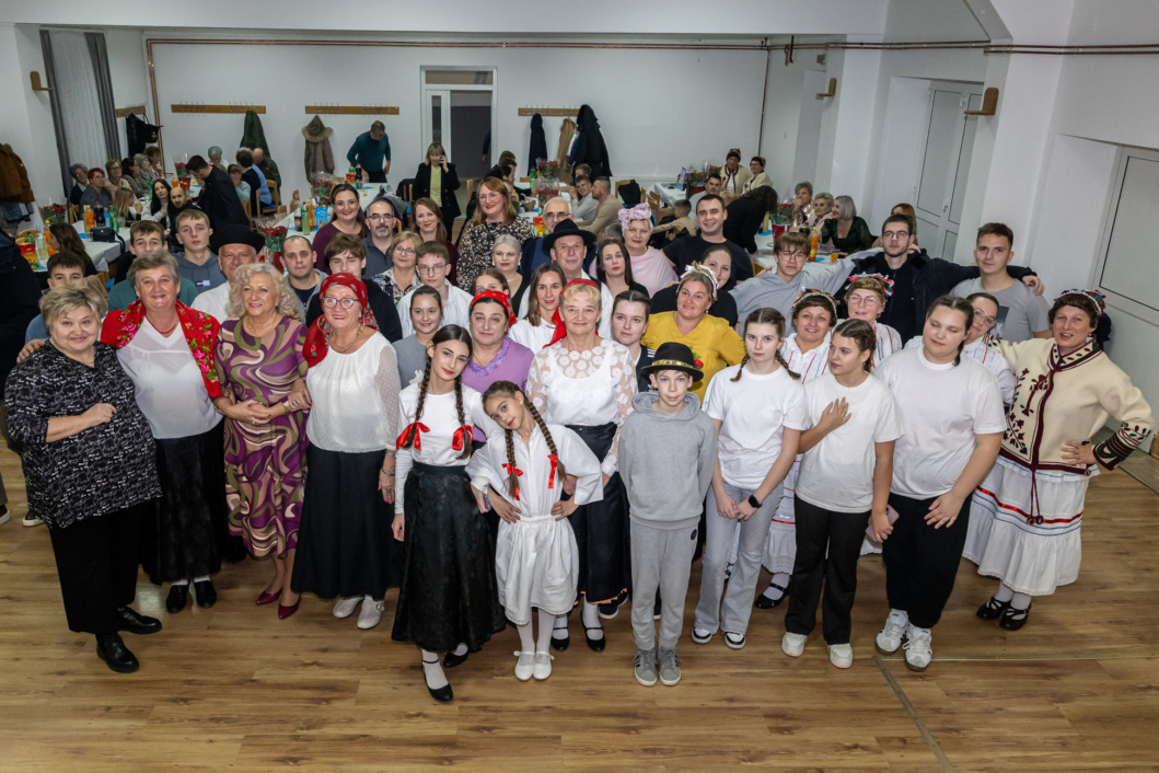 Zajednička fotografija sudionika kulturnog događaja 'U susret Adventu' u Kloštru Podravskom