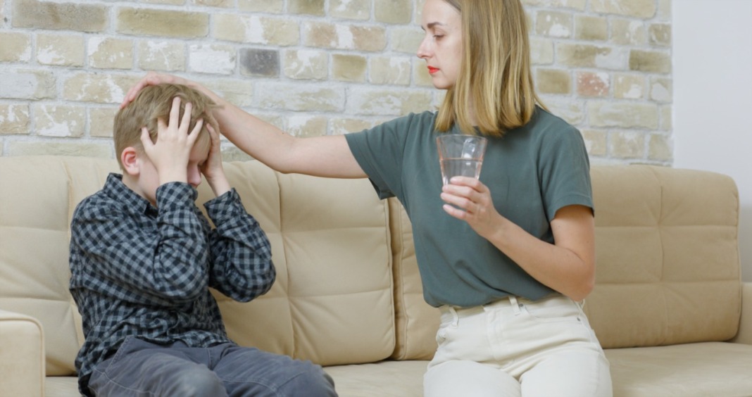 Dječak ima glavobolju, majka mu daje tabletu