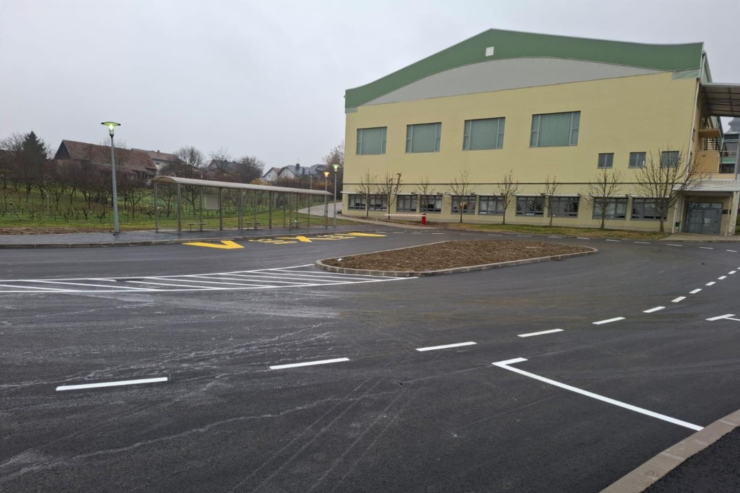 Autobusno stajalište iz školske sportske dvorane u Križu