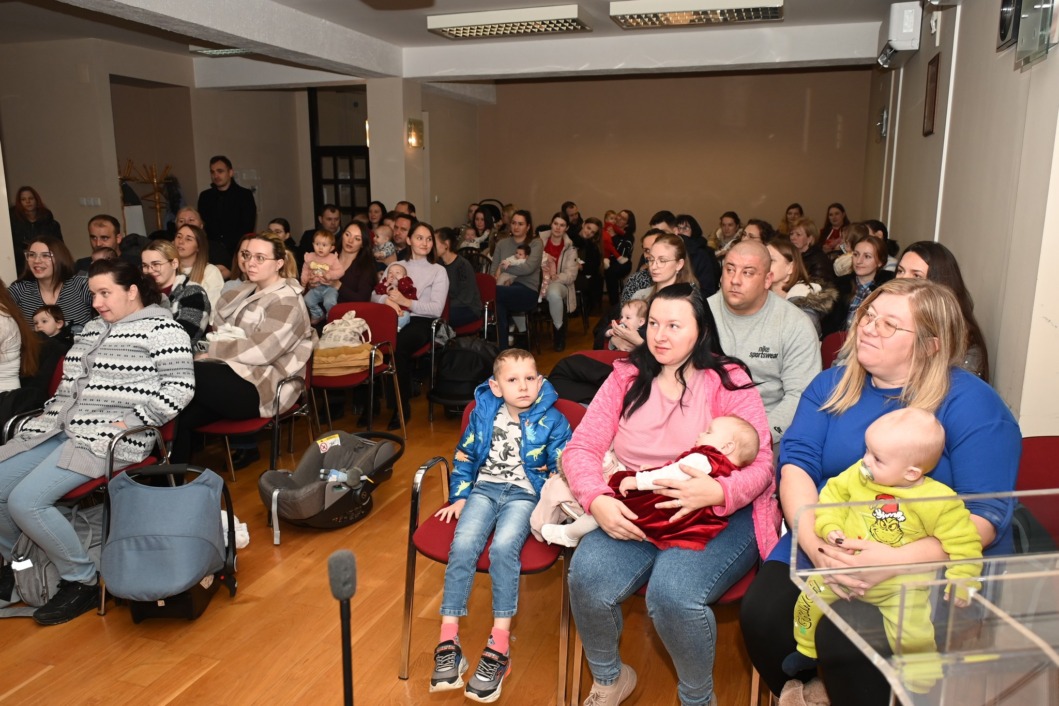 Darivanje beba u Križu