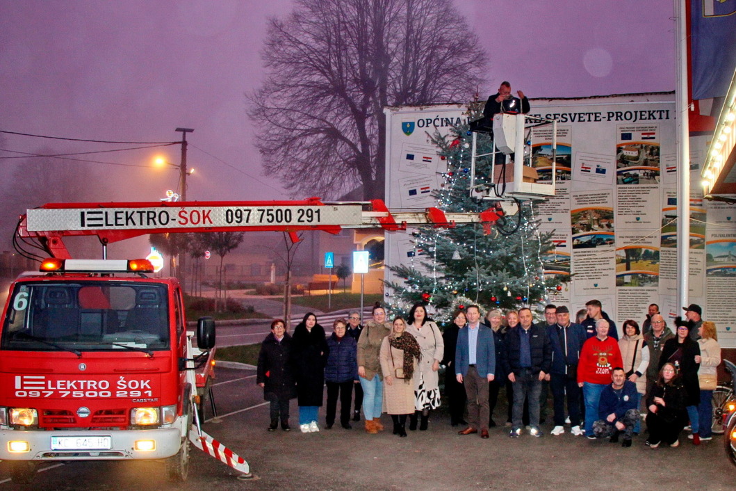 Kićenje božićne jelke u Podravskim Sesvetama