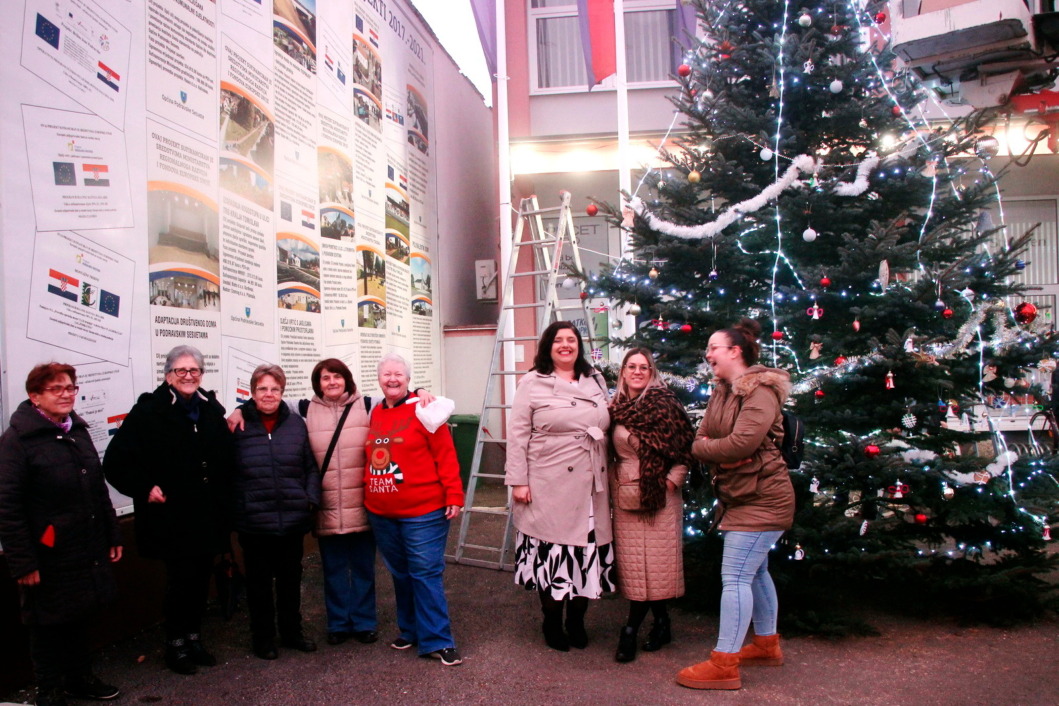 Kićenje božićne jelke u Podravskim Sesvetama