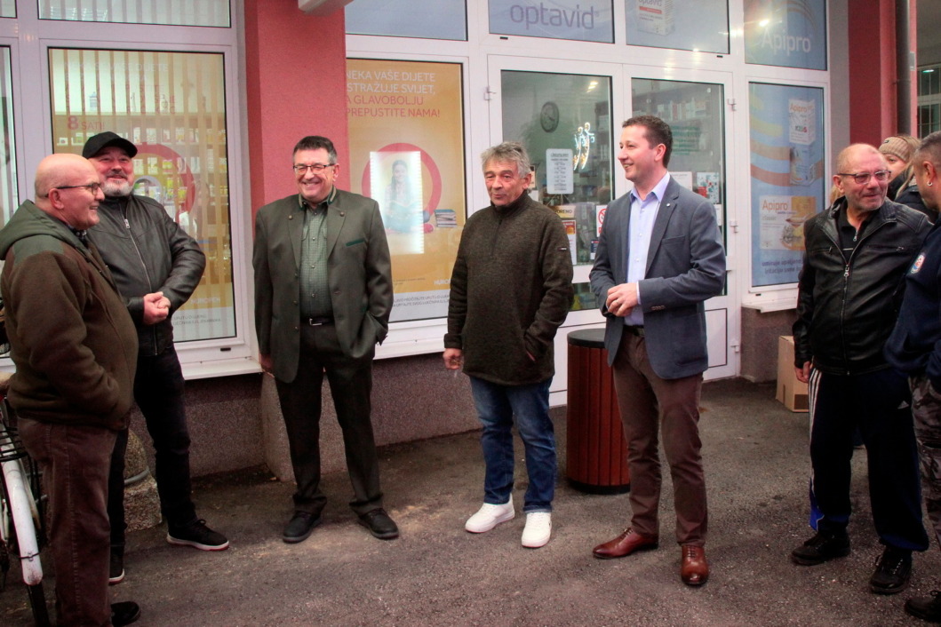 Kićenje božićne jelke u Podravskim Sesvetama