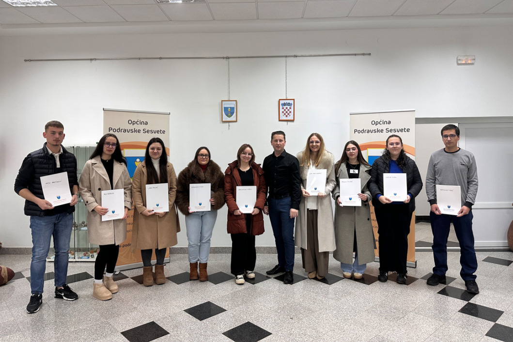 Načelnik Marko Derežić i studenti