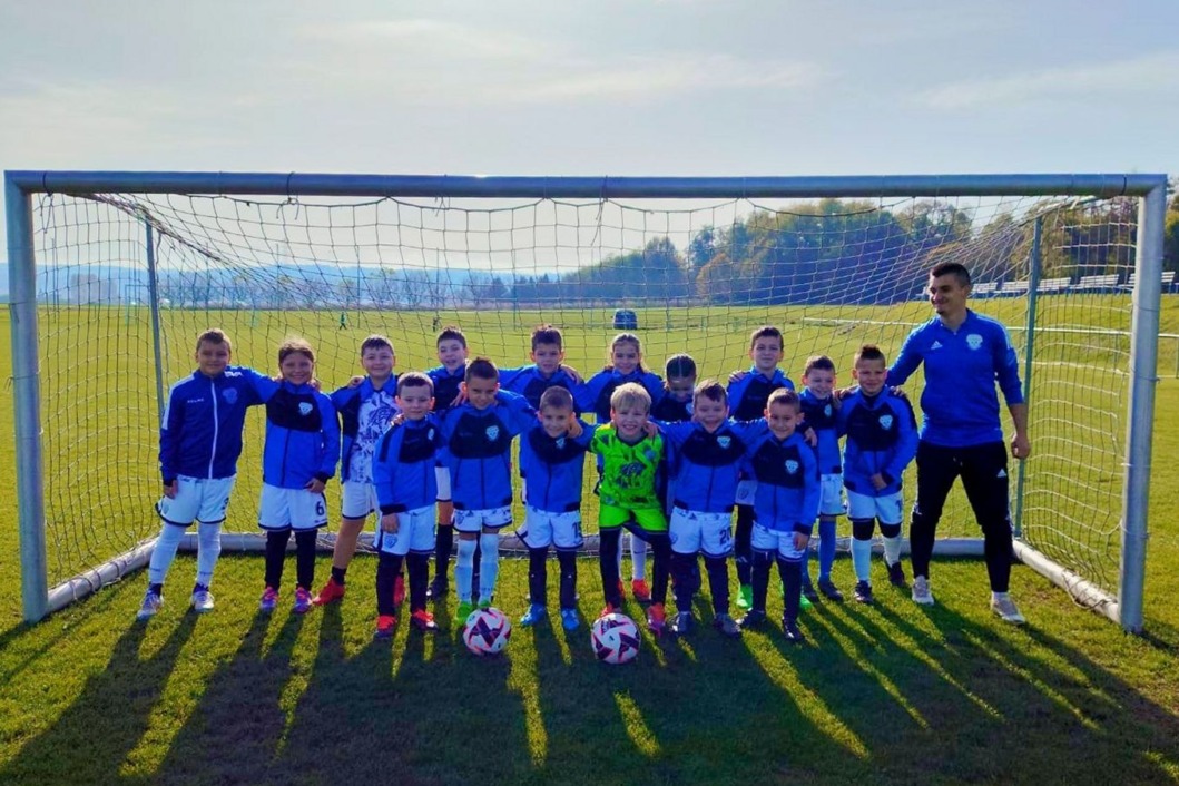 Polaznici škole nogometa NK Tehničara iz Cvetkovca s trenerom Sašom Simićem