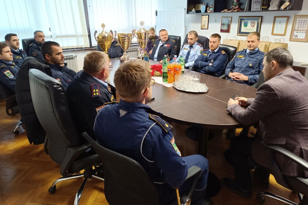 Načelnik Marko Magdić i vatrogasci